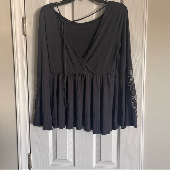 American Eagle Soft And Sexy Cray Boho Bell Sleeve Lace Tie Up Back Shirt SZ S - Picture 5 of 6